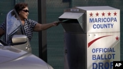 Žena ostavlja glasački listić u okrugu Marikopa, u Finiksu, u Arizoni, 1. novembra 2022. 