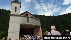 Umat Katolik Bosnia berkumpul untuk berdoa selama upacara pembukaan gereja Katolik yang baru dibangun di Bugojno, pada 2 Agustus 2022. (Foto: AFP/Elvis Barukcic)