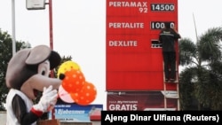 Pekerja SPBU Pertamina mengubah harga BBM usai pengumuman kenaikan harga BBM di Bekasi. (Foto: REUTERS/Ajeng Dinar Ulfiana)