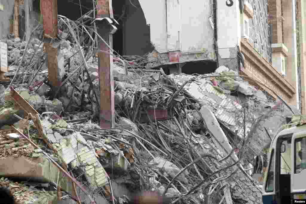 فروریزی مرگبار برج&zwnj;های دوقلوی &laquo;متروپل&raquo; آبادان (۲ خرداد ۱۴۰۱)