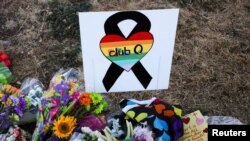 Građani su ostavljali cveće na mestu masakra, ispred kluba Kju