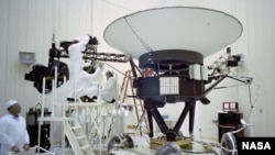 This archival image taken at NASA’s Jet Propulsion Laboratory on March 23, 1977, shows engineers preparing the Voyager 2 spacecraft ahead of its launch later that year. (Image Credit: NASA/JPL-Caltech)