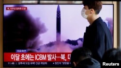 资料照片：韩国电视节目报道朝鲜2022年11月17日发射弹道导弹。