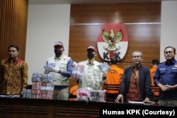 KPK menunjukkan uang dalam kasus korupsi yang menjerat Bupati Meranti yang diduga menerima pemberian dari berbagai pihak hingga lebih Rp26 miliar. (Foto: Humas KPK)