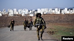 以色列士兵在戈兰高地一处营地进行城市作战训练。（2023年10月25日）