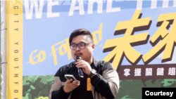 在东台湾花莲市区被震毀的天王星大楼对面经营“黑金通”餐厅的李冠威，他经过台湾三大强震，包括1999年的南投大地震和花莲近年的两次强震。(照片来源:李冠威提供)