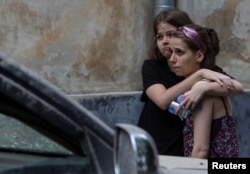 Devojke se međusobno teše na mestu udara ruske rakete u stambenu zgradu u Lavovu, zapadna Ukrajina, 6. jula 2023.