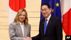 2024年2月5日，意大利总理梅洛尼和日本首相岸田文雄在东京日本首相官邸举行的日意双边会晤中合影。（美联社照片）