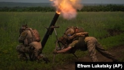 Dua tentara Ukraina menembak ke arah posisi pasukan Rusia di garis depan di Ukraina tenggara (foto: ilustrasi). Pasukan Ukraina dilaporkan kekurangan amunisi di tengah gencarnya serangan Rusia. 