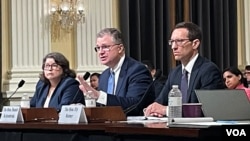 美国国防部负责印太安全助理部长拉特纳（右）、国务院主管亚太事务助理国务卿康达（中）和商务部负责出口管制助理部长肯德勒（左）出席众议院美国与中共战略竞争特设委员会听证会。（2023年7月20日，美国之音记者李逸华摄）