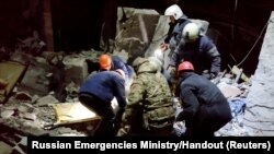 امدادگران در حال پاکسازی آوار، بیرون آوردن اجساد قربانیان و جستجوی بازماندگان در یک شیرینی پزی - لیسیچانسک، روسیه، ۱۳ بهمن ۱۴۰۲
