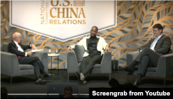 中美NBA球星姚明和特雷西·麦克格雷迪（Tracy McGrady）在美中关系全国委员会2023年年会上谈美中民间体育交流对发展两国关系的重要性(左为该委员会会长欧伦斯) (YouTube截图)