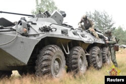 Pripadnik plaćeničke grupe Vagner i beloruski vojnik učestvuju u zajedničkoj obuci u vojnom kampu Brest, u Belorusiji, nedaleko od granice sa Poljskom, 20. jula 2022.