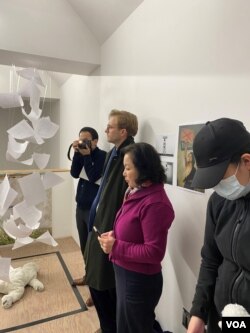 拉希玛·马赫穆特(右二)在开幕式纪念乌鲁木齐大火失去的生命 (美国之音/李伯安)