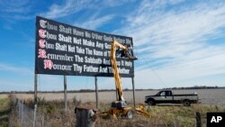 Radnici popravljaju bilbord sa Deset božjih zapovesti blizu Čenoveta u Ohaju, 7. novembra 2023.