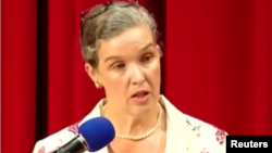 美国在台协会驻台北处长孙晓雅2023年12月4日在台湾大学发表讲话。（照片来自路透社视频截图）