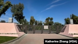2023年11月4日（星期六）上午，美国气候特使约翰·克里和中国气候特使解振华在加利福尼亚州兰乔米拉日的Sunnylands度假村内召开会议-Sunnylands度假村入园大门关闭。(记者张木林2023年11月4日拍摄）