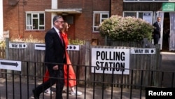 Britain's opposition Labour Party leader Keir Starmer and his wife Victoria Starmer walk outside a polling station during the general election in London, Britain, July 4, 2024. 