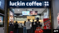 资料照：北京的一家瑞幸咖啡店(2023年9月4日)，这个这个咖啡连锁品牌因财务造假丑闻而一度耽搁出海战略，如今正再度拾起向中国之外市场进军的计划。