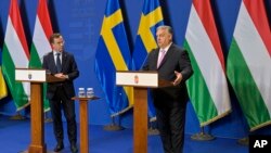 Perdana Menteri Swedia Ulf Kristersson, kiri, mendengarkan rekannya dari Hungaria, Viktor Orban, saat konferensi pers di Biara Carmelite di Budapest, Hungaria, 23 Februari 2024. (Foto: AP)