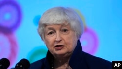 2023年7月16日，美国财政部长珍妮特·耶伦在印度甘迪纳格尔举行的新闻发布会上发表讲话。