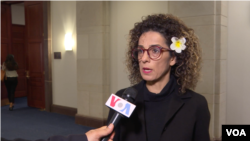 مسیح علی‌نژاد، مجری برنامه‌ تبلت صدای آمریکا. کنگره آمریکا، واشنگتن - ۲۳ شهریور ۱۴۰۲