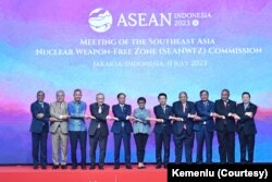 Foto bersama para menteri luar negeri dan sekjen ASEAN sebelum acara Asean Ministrial Meeting 2023 pada Selasa (11/7) di Jakarta. (Foto: Courtesy/Kemenlu)