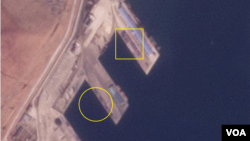 라진항을 촬영한 17일 자 위성사진. 북한 전용 부두(원 안)에 컨테이너와 선박이 발견되지 않는다. 반면 중국 전용 부두(사각형 안)에는 12일 하역된 것으로 추정되는 컨테이너 더미가 보인다. 사진=Planet Labs