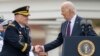 Presiden Joe Biden berjabat tangan dengan Kepala Staf Gabungan Jenderal Mark Milley, saat upacara perpisahan untuk menghormati Milley di Pangkalan Myer–Henderson Hall, Fort Myer, Virginia, Jumat 29 September 2023. 