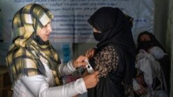 کابل میں ایک خاتون عالمی ادارے کے ایک کلینک میں کام کر رہی ہے۔ 26 جنوری 2023