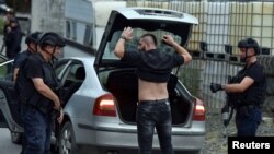 2023年9月24日，造成四人死亡的枪击事件发生后，警察在前往科索沃班尼斯卡(Banjska)村的路上巡查。 （路透社图片）