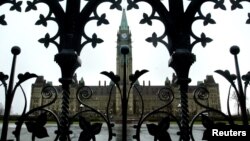 Здание Канадского парламента на Парламентском холме в Оттаве, провинция Онтарио.