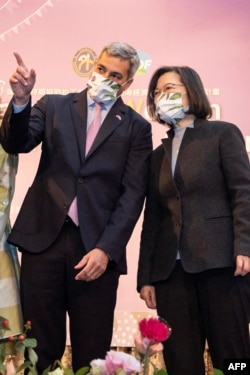 Presiden Paraguay Mario Abdo Benitez (kiri) bersama Presiden Taiwan Tsai Ing-wen dalam sebuah forum di Taipei, 15 Februari 2023. (Foto: Handout / KANTOR PRESIDEN TAIWAN / AFP)