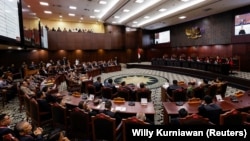 Pembacaan keputusan atas sengketa Pilpres 2024 di Gedung Mahkamah Konstitusi di Jakarta, 22 April 2024. (Foto: REUTERS/Willy Kurniawan)