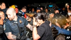 华盛顿哥伦比亚特区警方2024年5月8日向乔治·华盛顿大学的示威者喷射胡椒喷雾。