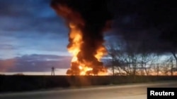 Пожежа на нафтосховищі у Смоленську, знімок з відео, опублікованого 24 квітня 2024. REUTERS