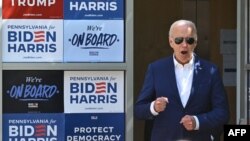 Američki predsednik Džo Bajden dolazi na razgovar sa pristalicama i volonterima tokom kampanje u izbornoj kancelariji za Bajden-Haris kampanju u Harisburgu, Pensilvanija, 7. jula 2024.