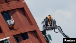 台湾花莲救援人员正在搜救倾斜楼房中的居民。（2024年4月4日）