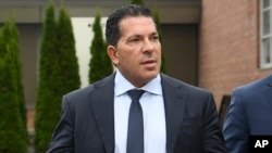 Pengacara mantan Presiden Donald Trump, Joe Tacopina memberikan konferensi pers di New York (foto: dok).