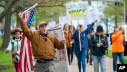 Protivnici zakona kojim je u državi Konetikat poništena mogućnost traženja izuzeća od vakcinacije po religijskom osnovu za školovanje, 27. aprila 2021. godine. (Foto: AP/Mark Mirko/Hartford Courant)