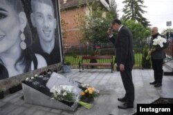 Predsednik Republike Srbije Aleksandar Vučić položio je cveće na mestu ubistva Kristine i Milana Panića i Dalibora Todorovića u selu Dubona, 4. maja 2024. (Foto: Instagaram nalog predsednika Republike)