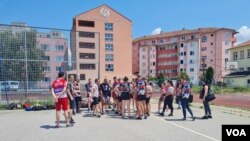 Članovi Kik boks kluba okupljaju se pred trening u centru grada u znak podrške njihovom treneru Milunu Milenkoviću koji je uhapšen 13. juna, u Severnoj Mitrovici, 19. jula 2023. (Foto: Glas Amerike/Budimir Ničić)