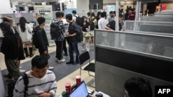 中国上海静安区举办的一个招聘会。（2024年6月5日）