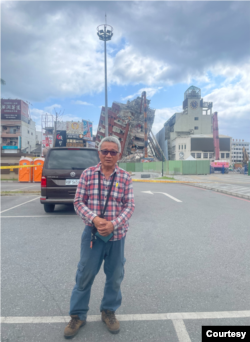 东台湾花莲市区被震毀的天王星大楼4月8日拆除近三分之一，原9楼住户林天赐看著自己的家和家中财产化为废墟。(照片来源:林天赐提供)