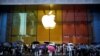 Orang-orang berdiri di luar Apple Store saat iPhone 15 baru Apple secara resmi mulai dijual di seluruh China, di Shanghai, China, 22 September 2023. (Foto: REUTERS/Aly Song)