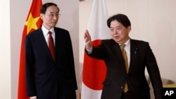 日本外相林芳正在东京日本外务省会晤到访的中国外交部副部长孙卫东。（2023年2月22日）