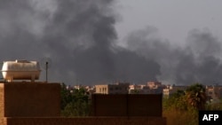 Asap mengepul di kejauhan saat pertempuran antara dua jenderal yang bersaing terus berlanjut, di Khartoum, 22 Mei 2023. (AFP)