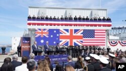 Australijski premijer Entoni Albanizi (levo), Predsednik Džo Bajden i britanski premijer Riši Sunak na zajedeničkoj konferenciji za novinare u mornaričkoj bazi u San Dijegu, 13. marta 2023.