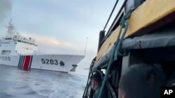 菲律宾武装部队公布的照片显示中国海警船冲向靠近第二托马斯浅滩(仁爱礁)的菲律宾补给船。(2023年10月22日)