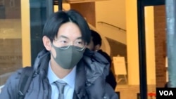 涉嫌威胁活动人士的吴啸雷2024年1月22日在第一天庭审结束后离开波士顿的联邦地区法院。(美国之音视频截图)
